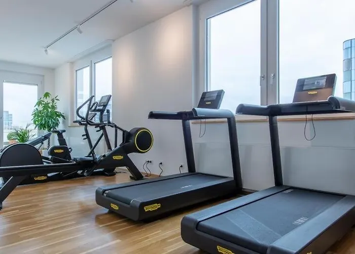 Homely! Skyview 2-room Apartment, Airport, Fair, Rooftop, Gym! Apartament