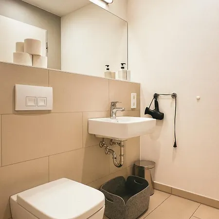 Apartment Homely! Skyview 2-room Apartment, Airport, Fair, Rooftop, Gym! *